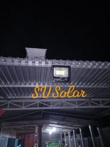 Lắp đặt đèn pha SV200W NLMT cho khách ở Thân Cửu Nghĩa