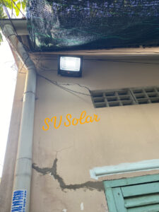 Lắp đặt đèn pha VS100W NLMT cho khách ở Mỹ Tho