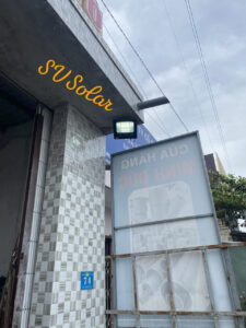 Lắp đặt đèn pha JD60W NLMT cho khách ở Trung Lương