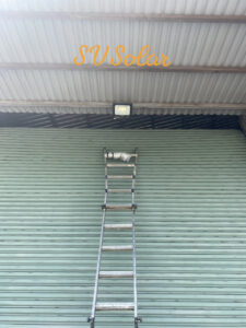Lắp đặt đèn pha SVSOLAR 100W và JD60W NLMT cho khách ở Châu Thành, Tiền Giang
