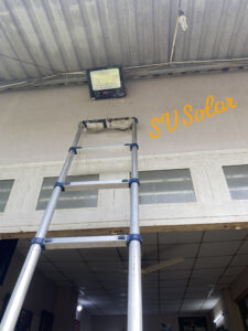 Lắp đặt đèn pha VS100W NLMT cho khách