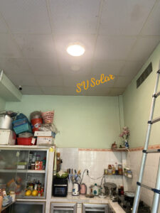 Lắp đặt đèn ốp trần 200W NLMT cho khách