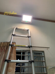 Lắp đặt bộ đèn pha NLMT cho khách ở Trung An, Tiền Giang