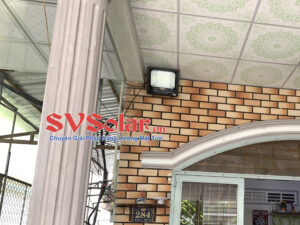 lắp đặt bộ đèn pha 100W và 60W NLMT