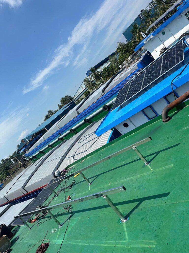 Lắp hệ thống điện mặt trời có lưu trữ cho sà lan