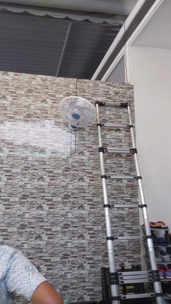 Quạt treo tường 25W năng lượng mặt trời tại SVSolar.vn