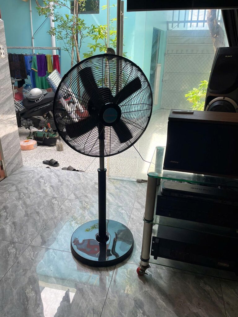 Quạt năng lượng mặt trời kiểu đứng công nghiệp 30W