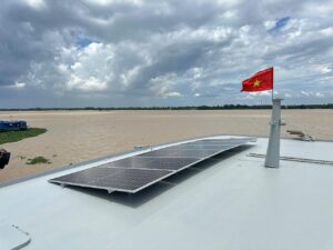 SVSolar lắp đặt hệ thống điện mặt trời cho sà lan 5kw có pin lưu trữ