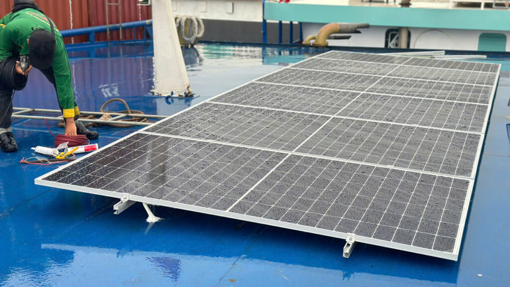 Lắp điện mặt trời cho sà lan 5Kw có pin lưu trữ