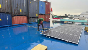 Lắp điện mặt trời cho sà lan 5Kw có pin lưu trữ