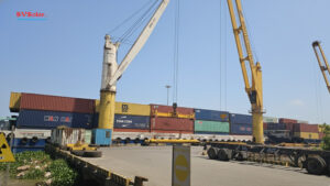 lap dien mặt trời cho sà lan ở cảng bình duong