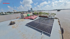 Việc lắp điện mặt trời cho sà lan