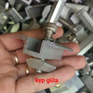 pát kẹp giữa tấm pin