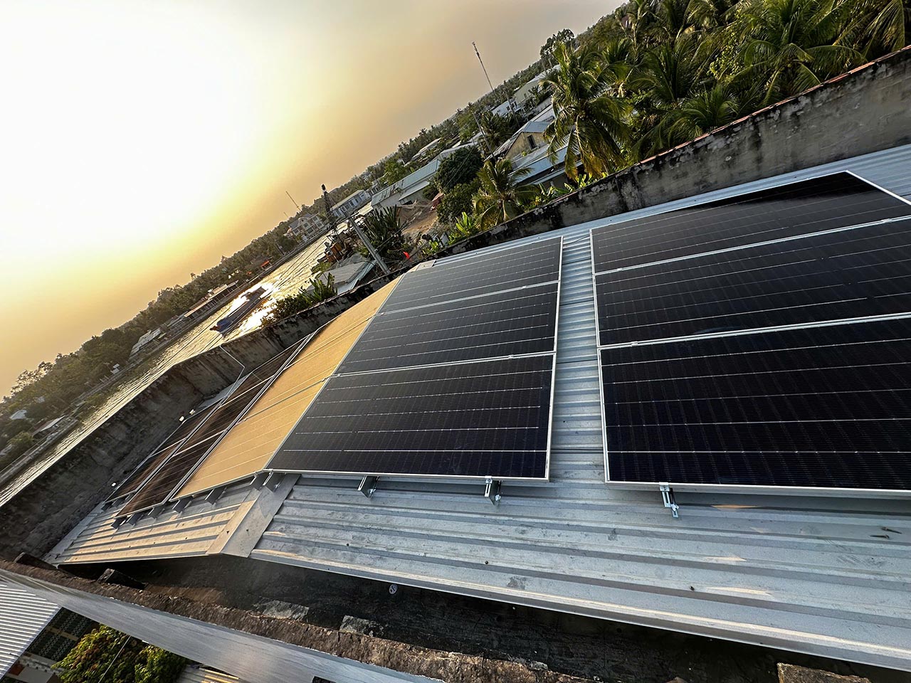 SVsolar lắp điện mặt trời 8kW với 2 pin lưu trữ tại Cái Bè